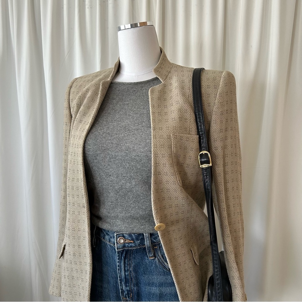 VTG 1990s Giorgio Armani Le Collezioni Collarless single-button closure Blazer. - Picture 4 of 13